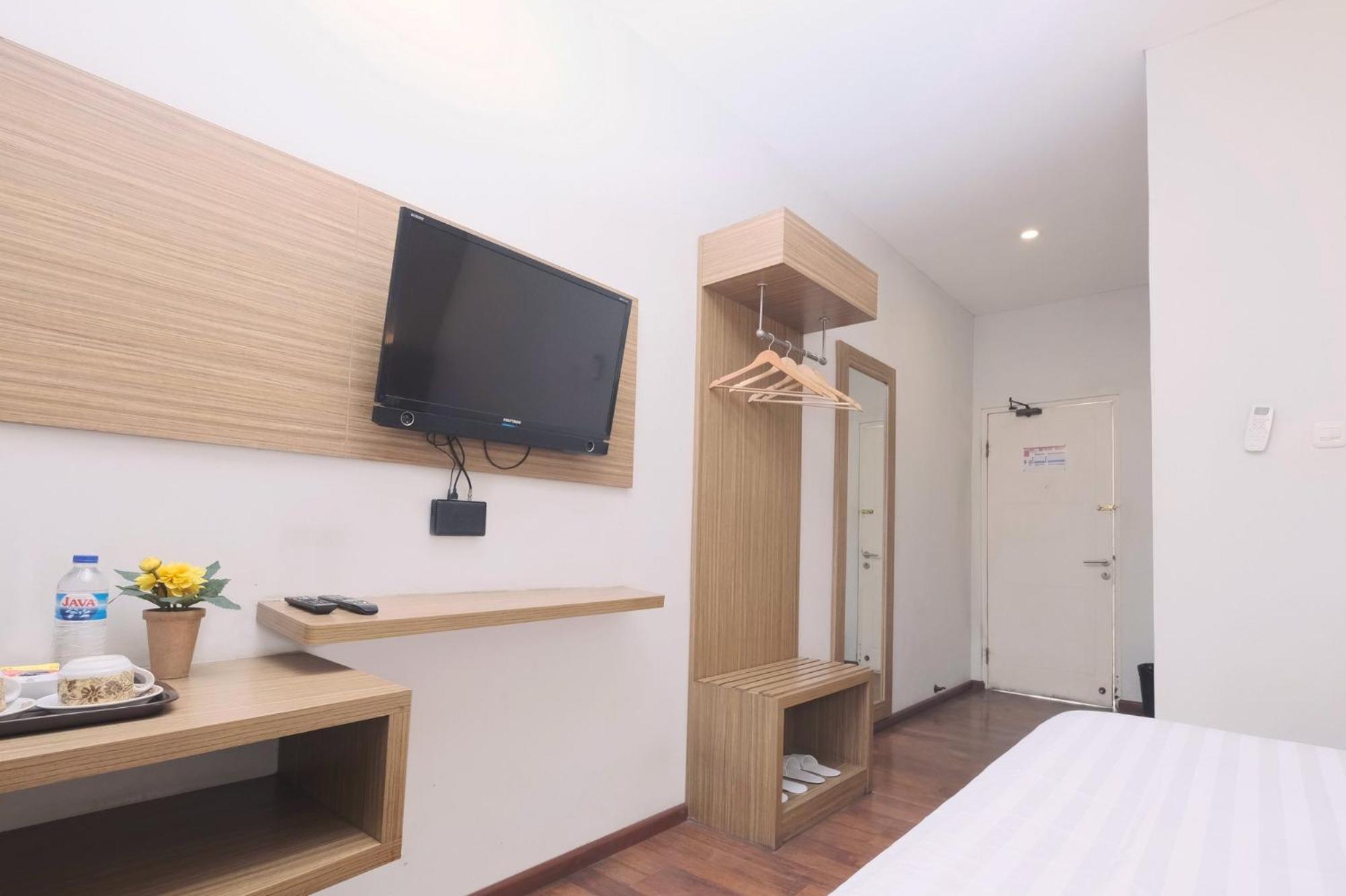 Cengkareng Transit Hotel Tangerang Exterior photo