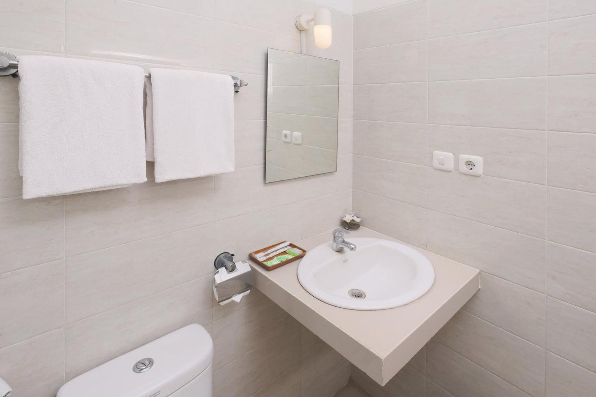 Cengkareng Transit Hotel Tangerang Exterior photo