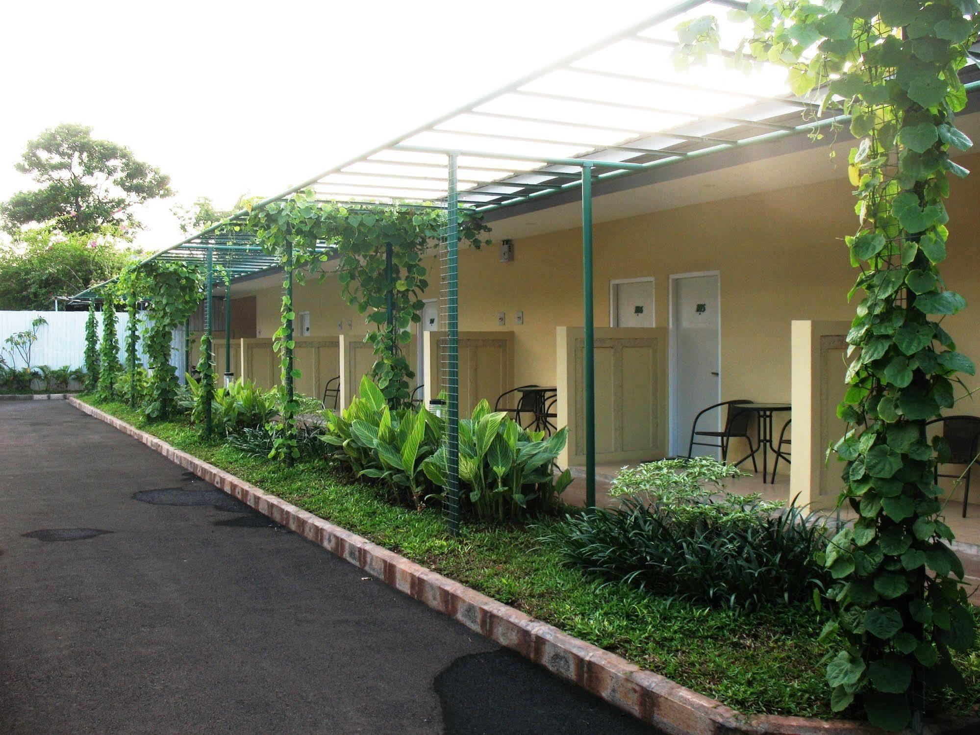 Cengkareng Transit Hotel Tangerang Exterior photo