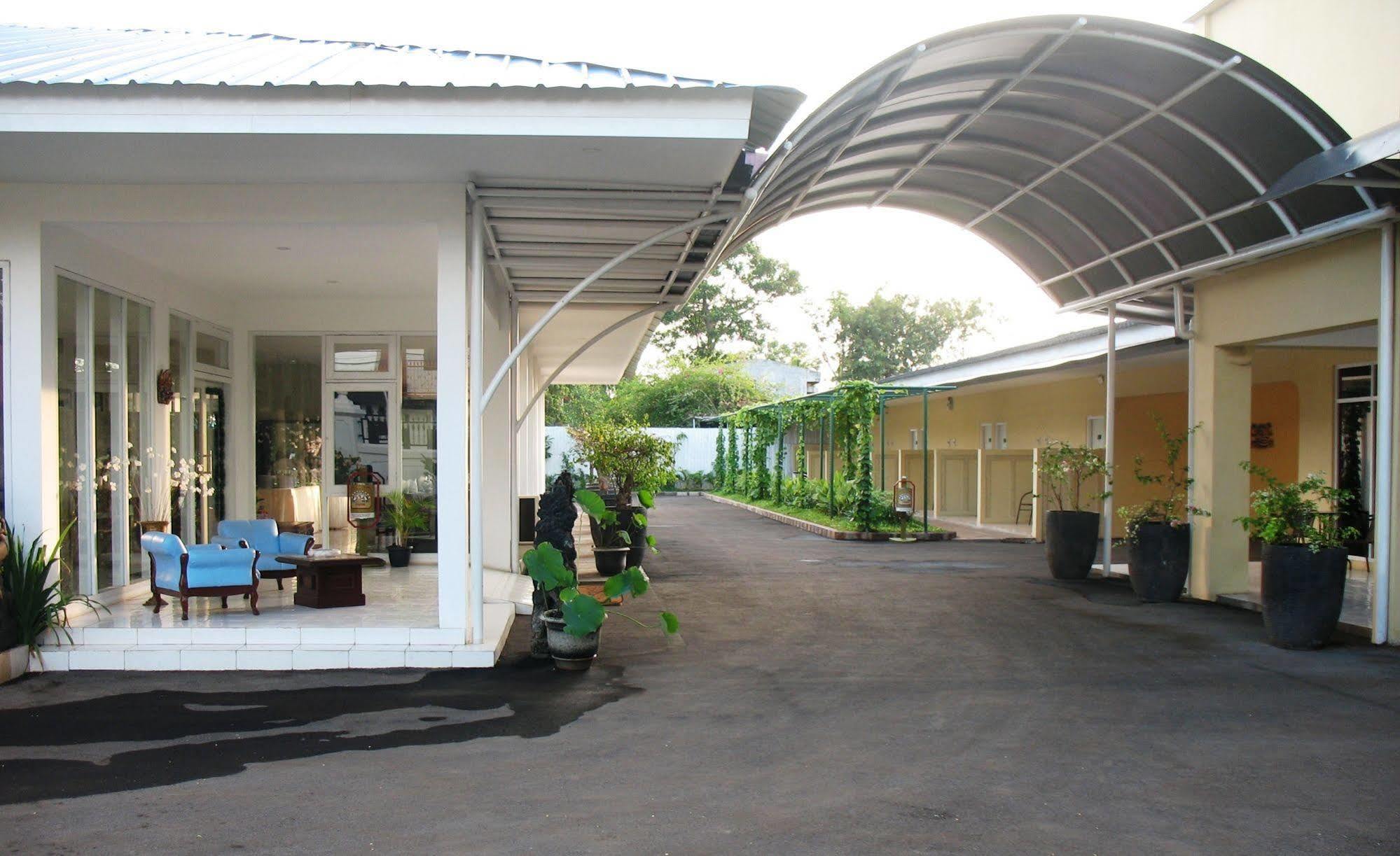 Cengkareng Transit Hotel Tangerang Exterior photo